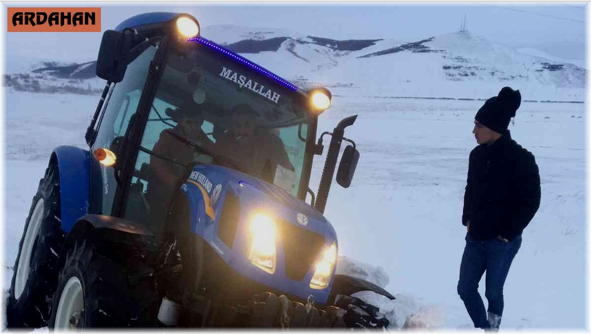 Kara saplanan araçlar traktör yardımıyla kurtarıldı