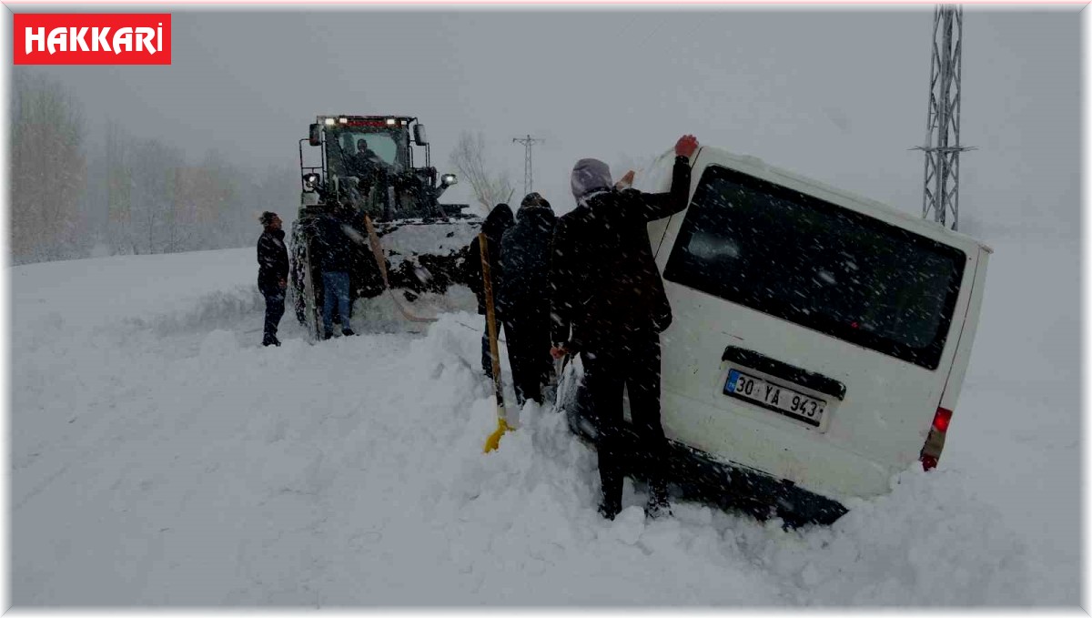 Kara saplanan araçtaki 3 kişi, 3 saat sonra kurtarıldı