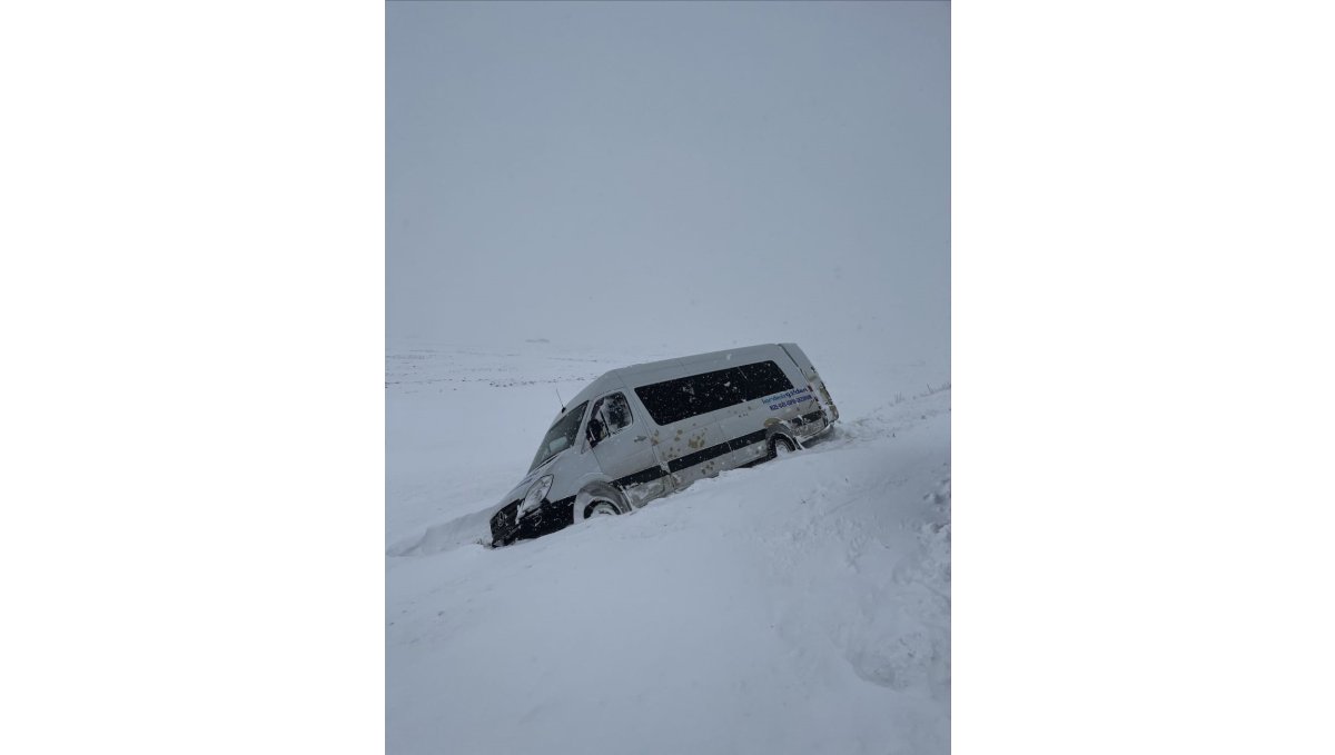 Kara saplanan minibüsteki yolcuları jandarma kurtardı