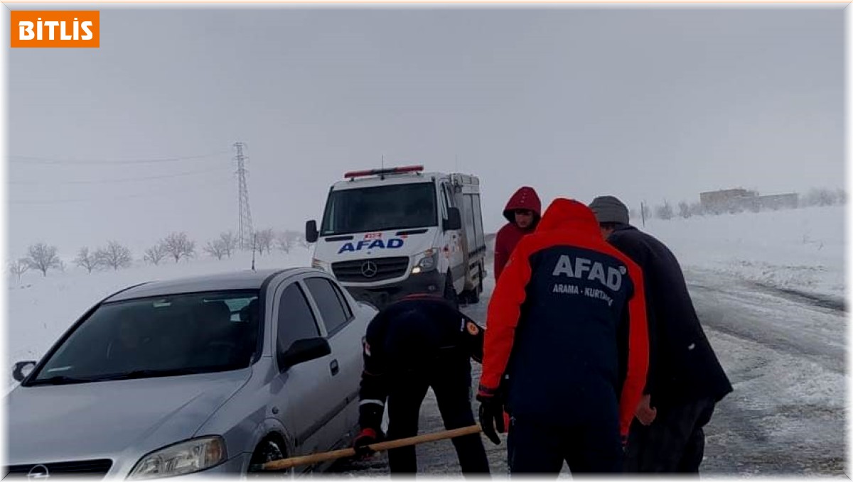 Kara saplanan otomobili AFAD ve Karayolları ekipleri kurtardı