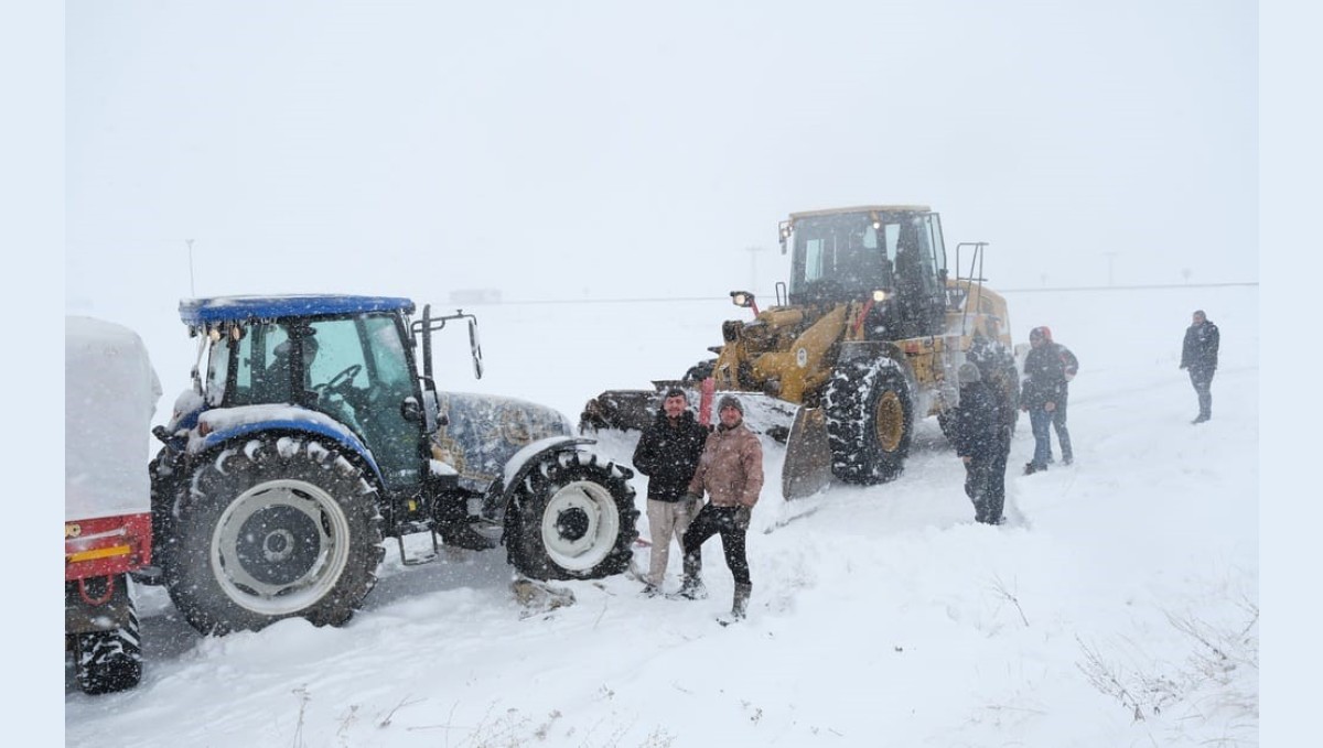 Kara saplanan traktör ve sürücüsü kurtarıldı