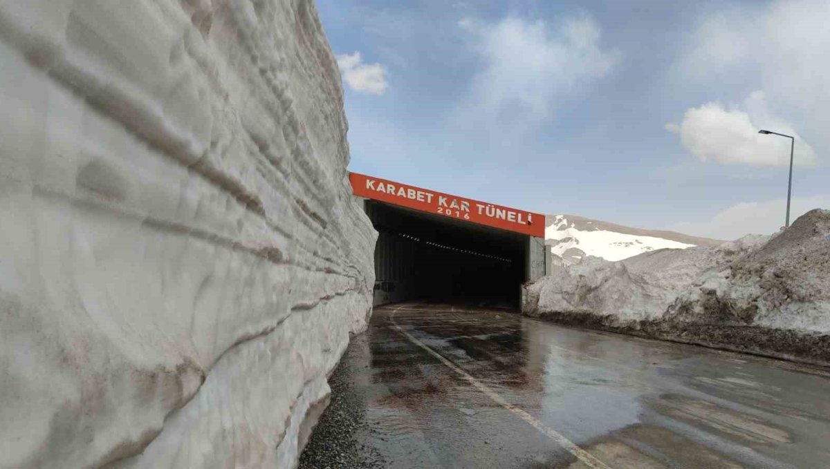 Karabet Geçidi'nde kar kalınlığı 3 metre 52 santim oldu