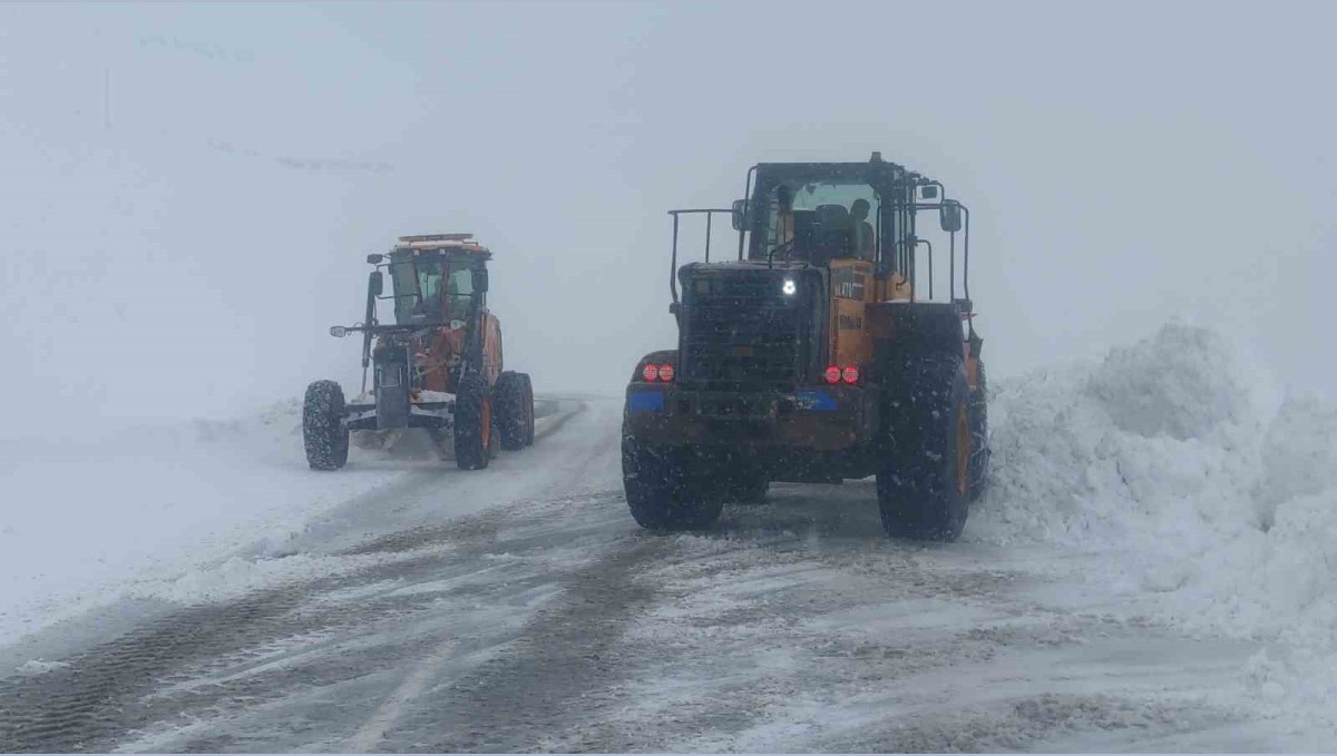 Karabet Geçidi'nde kar temizleme çalışması devam ediyor