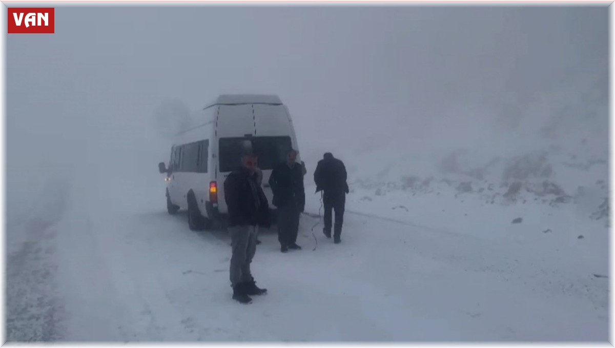 Karabet Geçidi'nde kar yağışı etkili oluyor