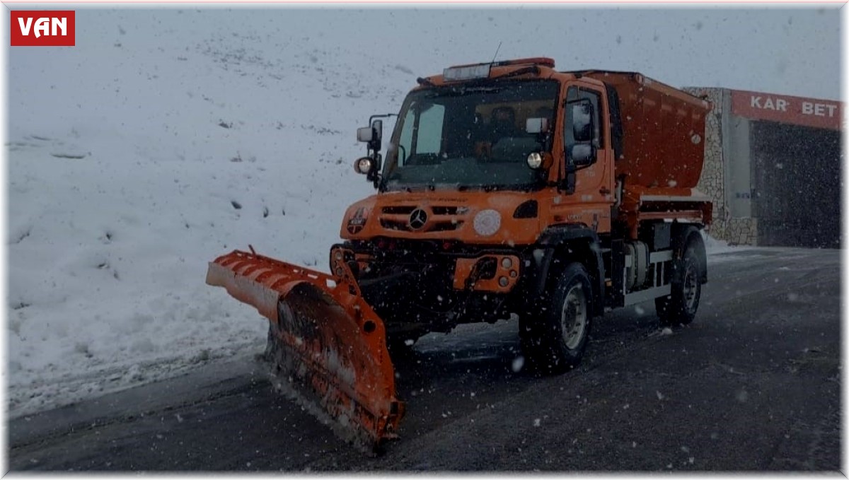 Karabet Geçidi'nde kar yağışı ve sis