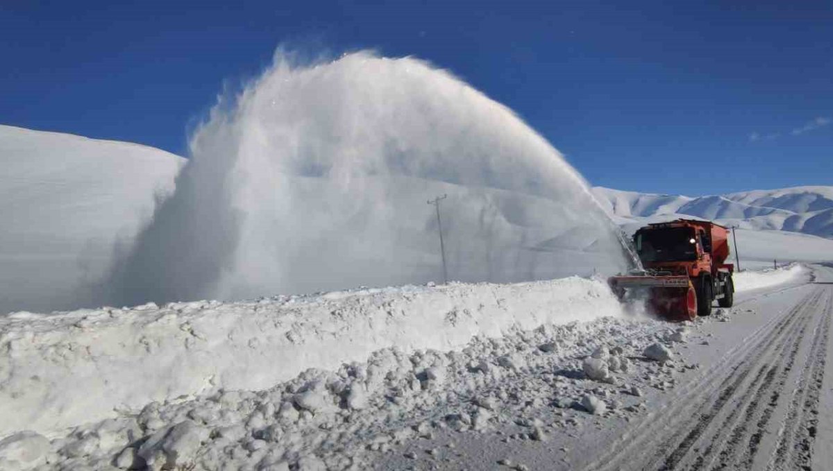 Karabet Geçidi’nde 2 metreyi aşan kar Van-Bahçesaray yolunu 43 gündür kapattı