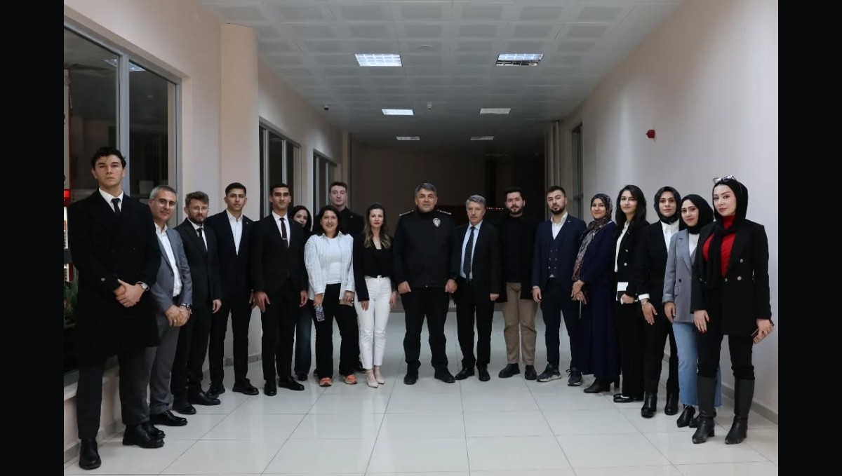 Karaburun'un Hukuk Fakültesi öğrencileriyle buluştu