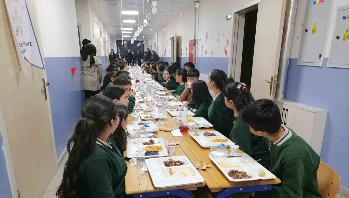 Karaçoban'da okulda "Maarifin kalbinde ramazan" temalı iftar programı