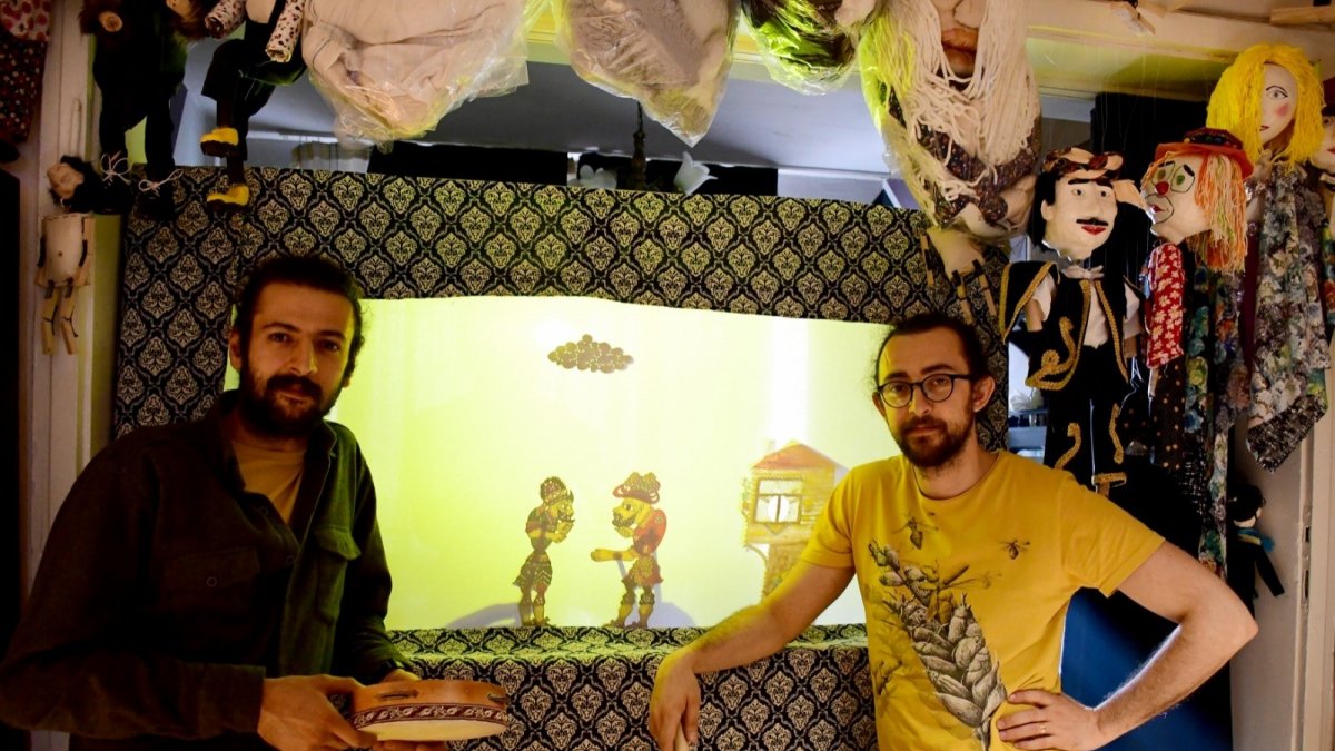 Karagöz ve kukla onlardan sorulur