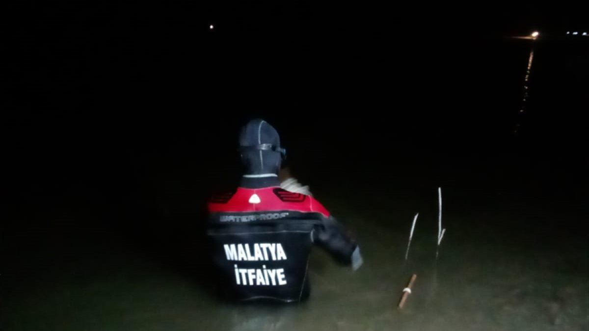 Karakaya Baraj Gölü'nde balıkçı teknesinin alabora olması sonucu bir kişi kayboldu