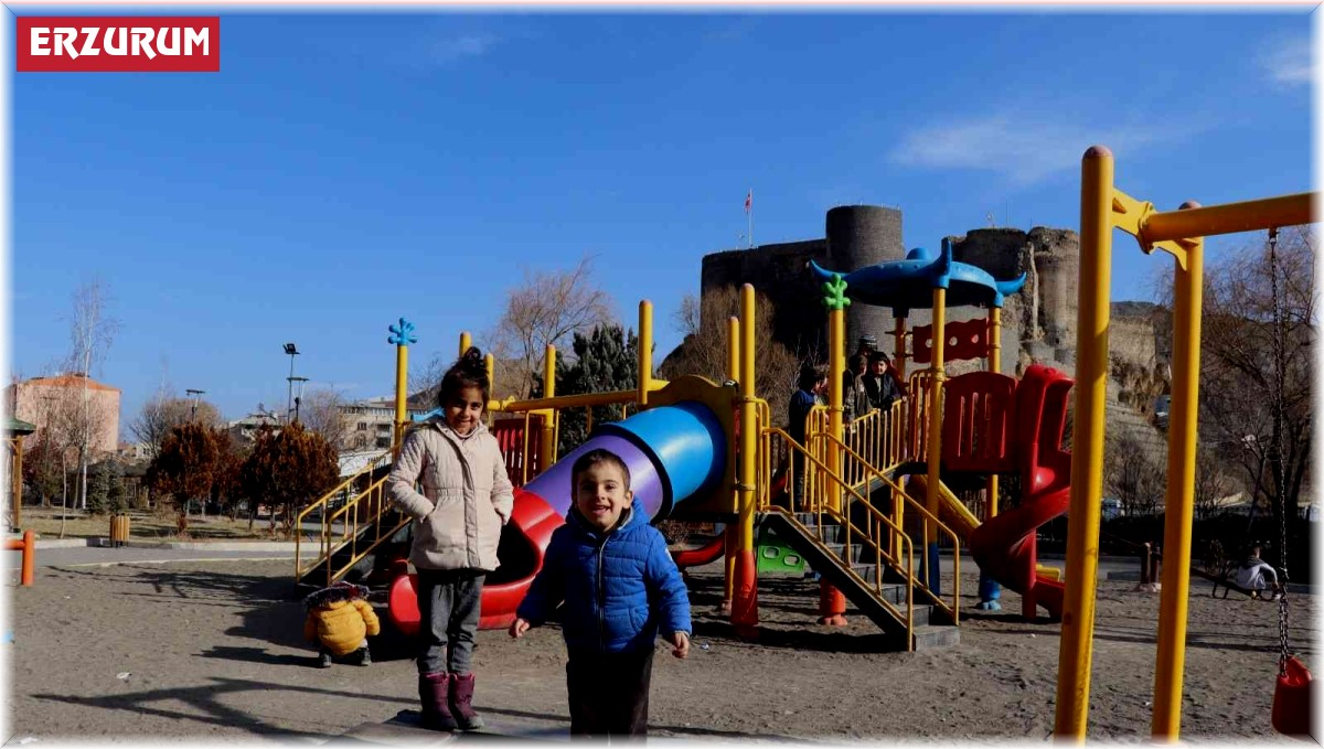 Karakışta Oltu'da bahar havası yaşanıyor