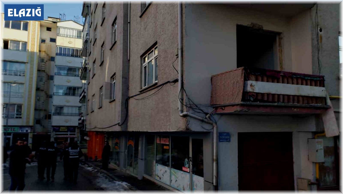Karakoçan'da ağır hasarlı 11 binada boşaltma işlemi sürüyor