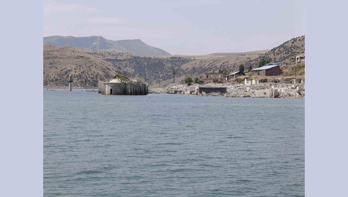 Karakurt Baraj Gölü'nde sular çekildi, tarihi köy yeniden ortaya çıktı