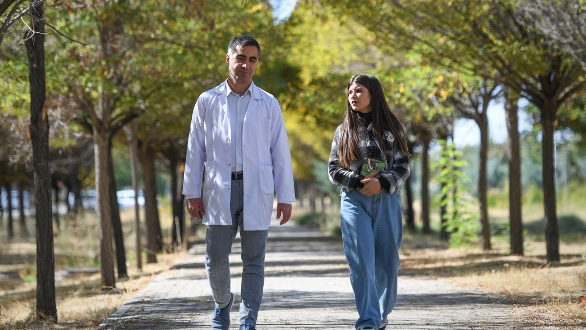 Karanlık dünyasını aydınlatan doktora çizdiği göz resmini hediye etti