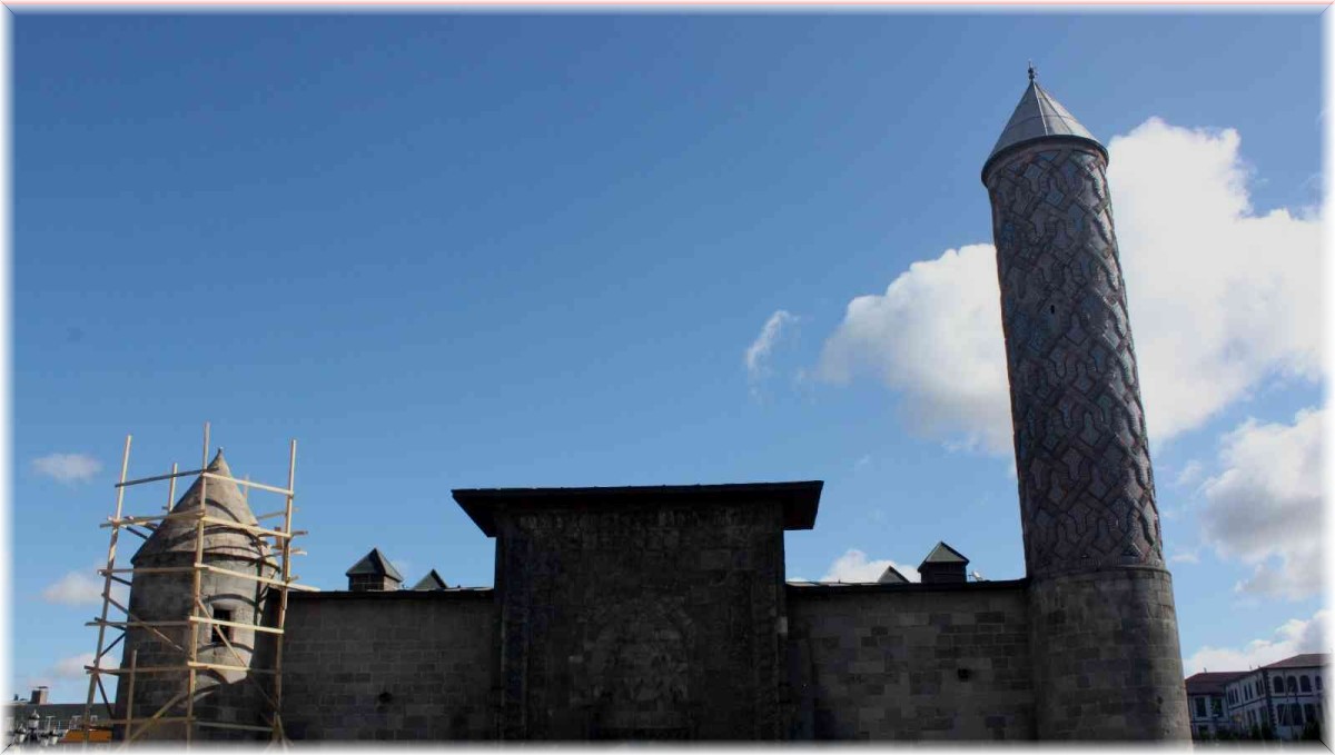 Karanlık Kümbet ve Yakutiye Medresesinde Restorasyon çalışmalarına başlandı