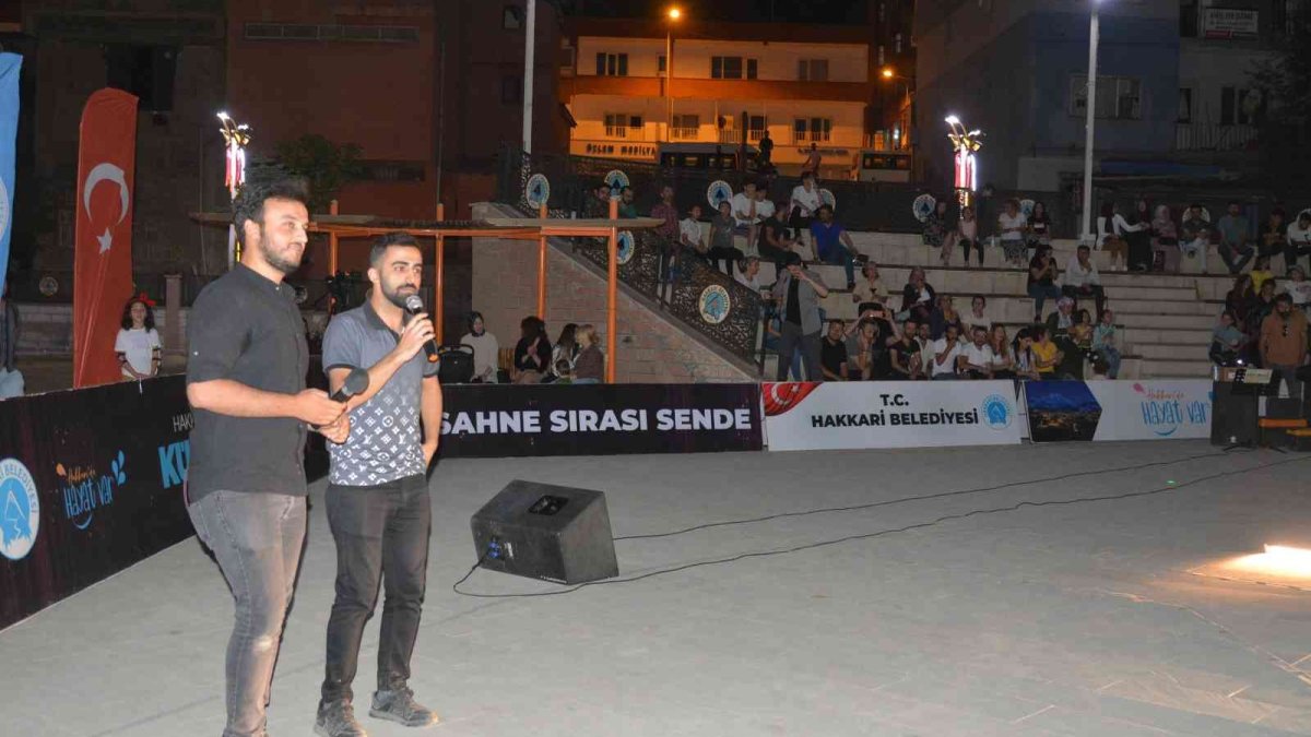 Karaoke sahnesi Hakkari gecelerine renk kattı