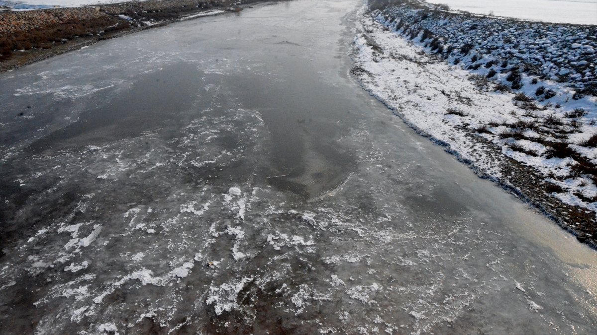 Karasu Nehri kısmen buz tuttu
