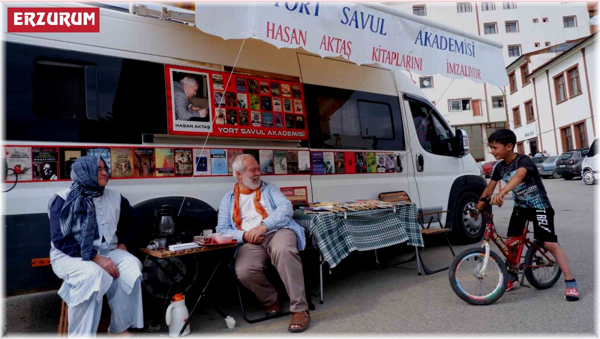 Karavan kitap ile Anadolu'yu geziyorlar