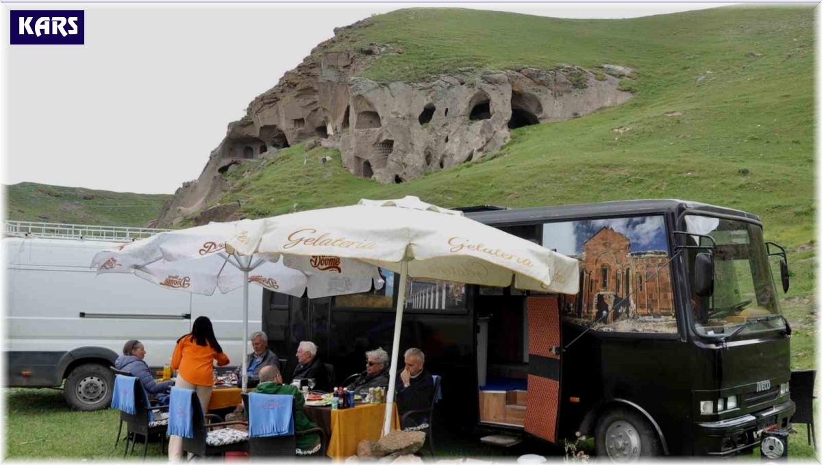 Karavanıyla hem turistleri gezdiriyor