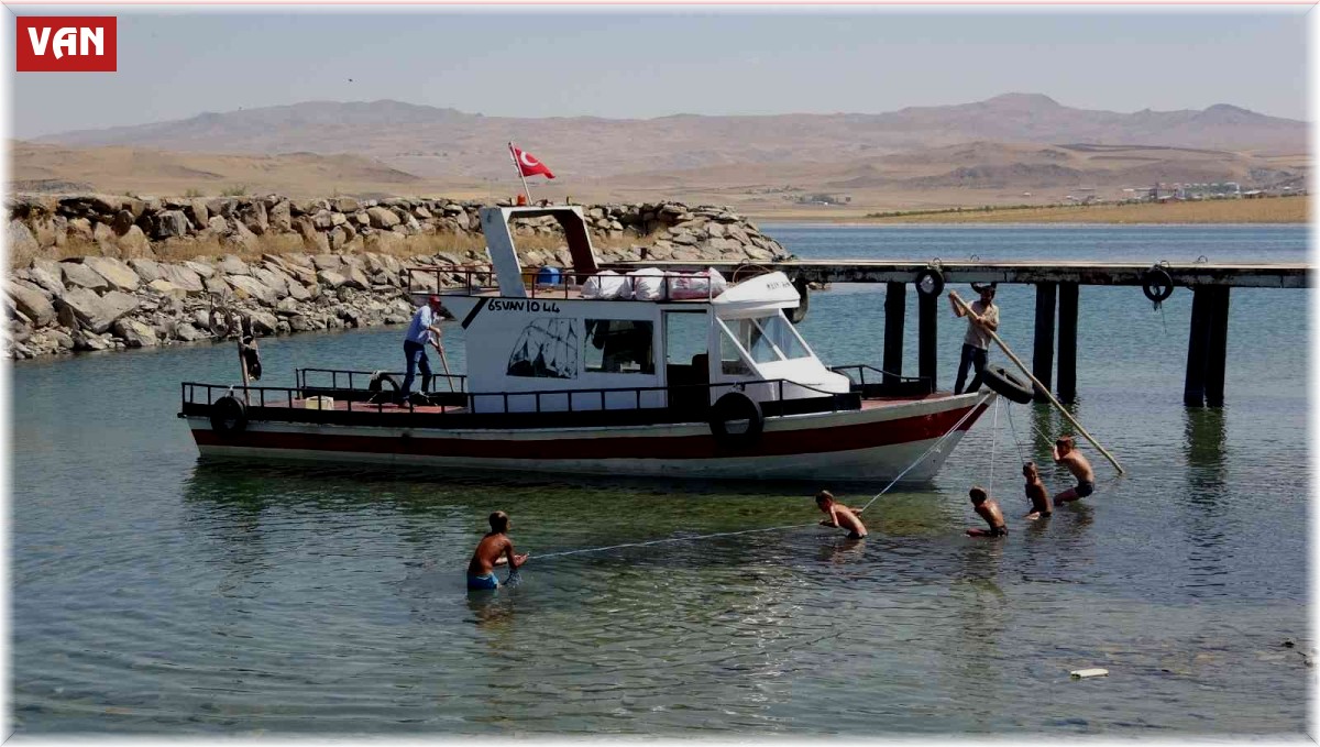 Karaya oturan teknenin yardımına çocuklar koştu