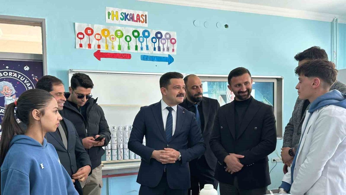 Karayazı Anadolu Lisesi'nde açılan bilim sergisi yoğun ilgi gördü