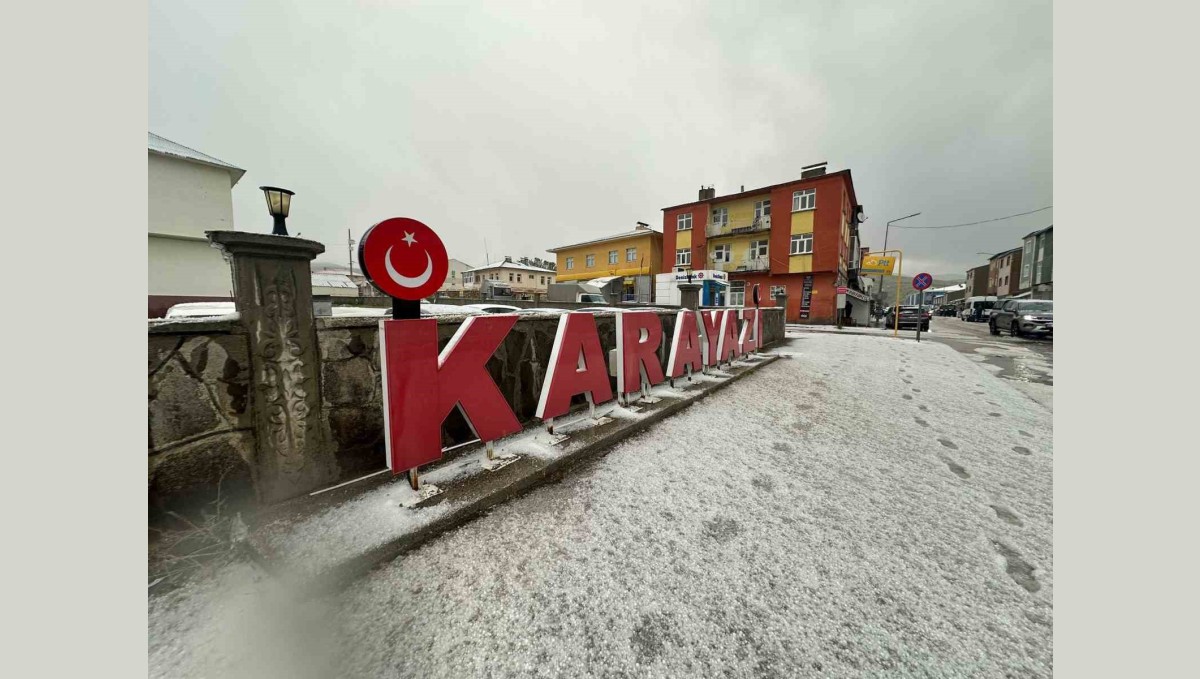 Karayazı'da dolu yağışı etkili oldu