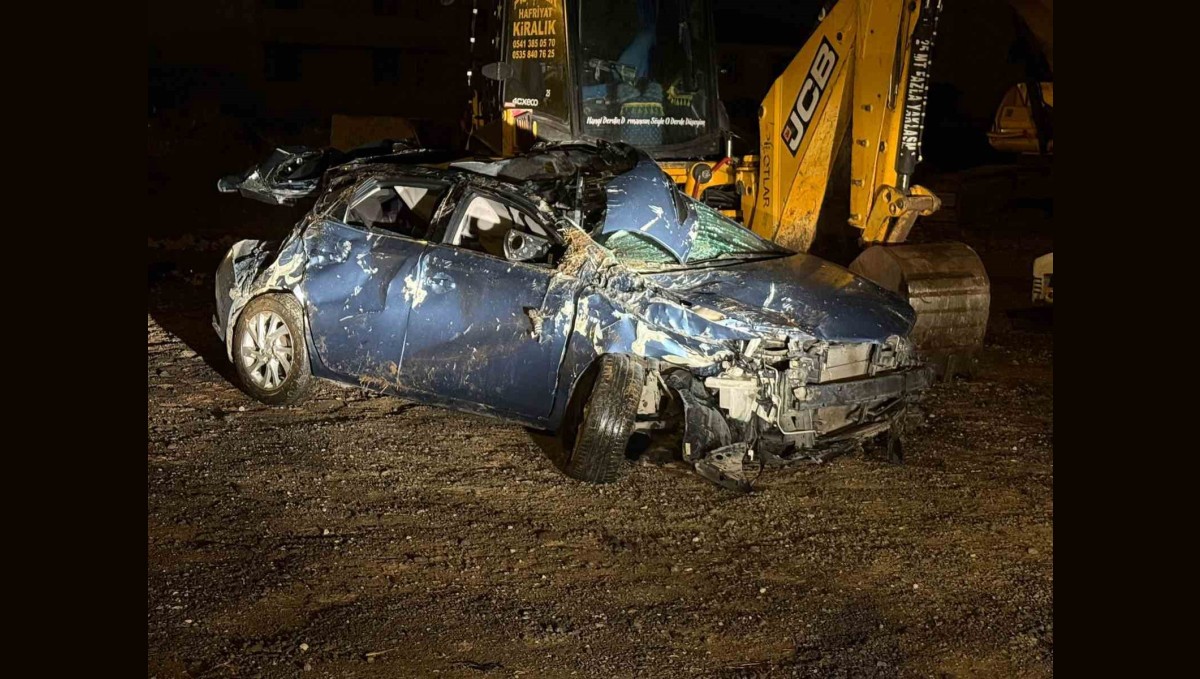 Karayazı'da trafik kazası: 3 yaralı