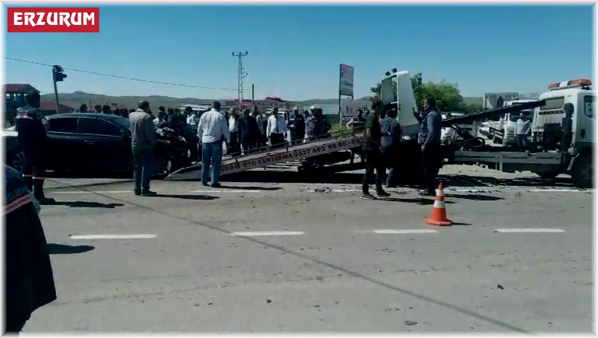 Karayazı'da trafik kazası: 3 yaralı