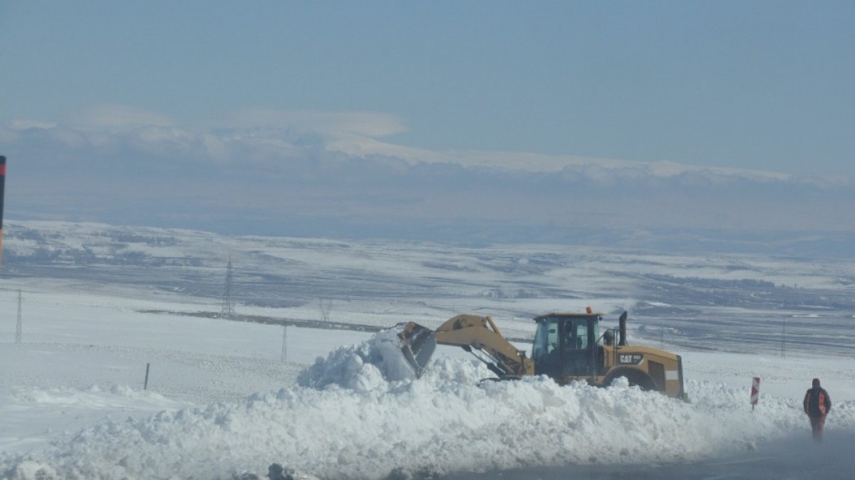 Karayolları Kars-Çıldır yolunda kar temizlemesi yapıyor