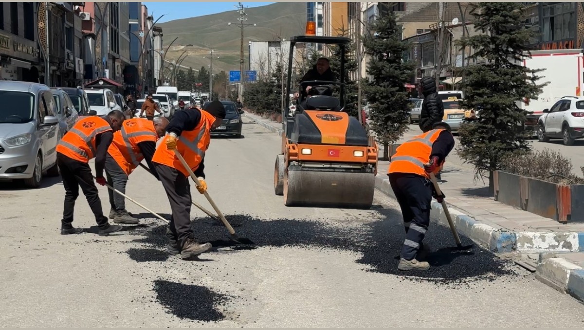 Karayolları, Yüksekova'nın çukurlu yolları için harekete geçti
