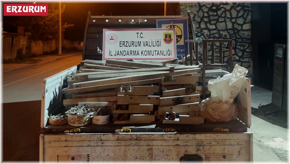 Karayollarına ait bariyeleri çalan hırsızlara Jandarma'dan suçüstü