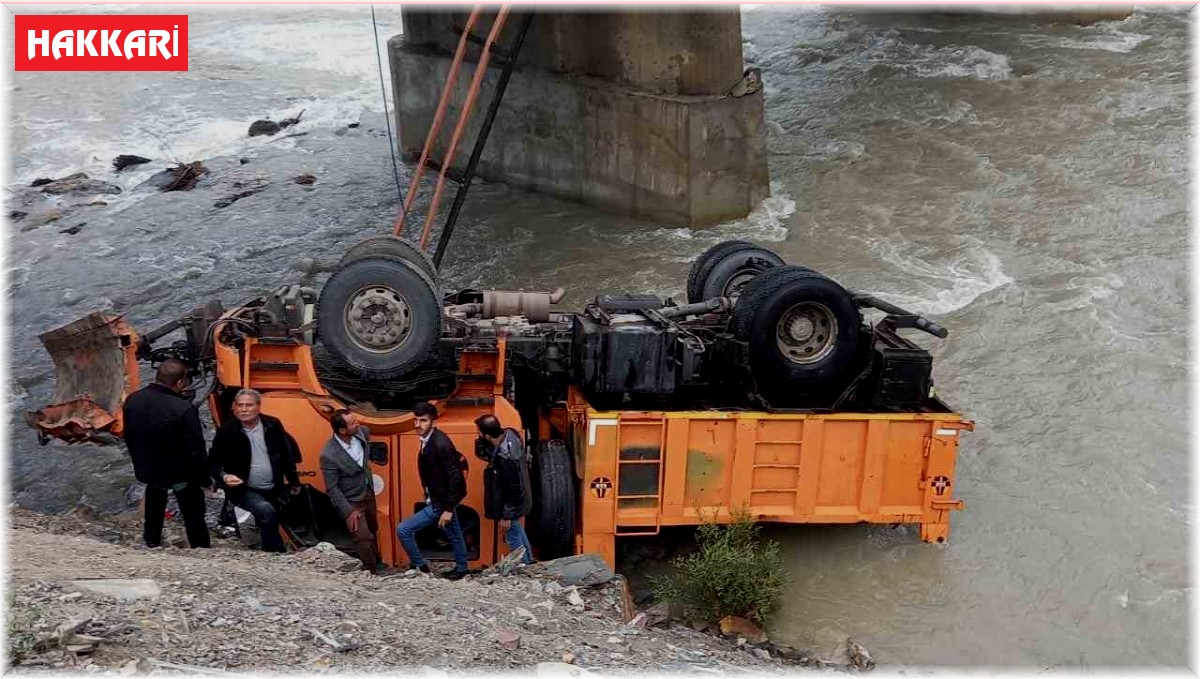 Karayollarının iş makinesi Zap Suyu'na yuvarlandı: 3 yaralı