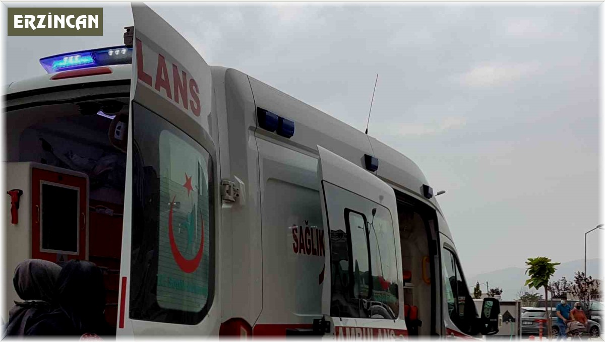 Karayolunda banket çalışması yapan işçiye otomobil çarptı