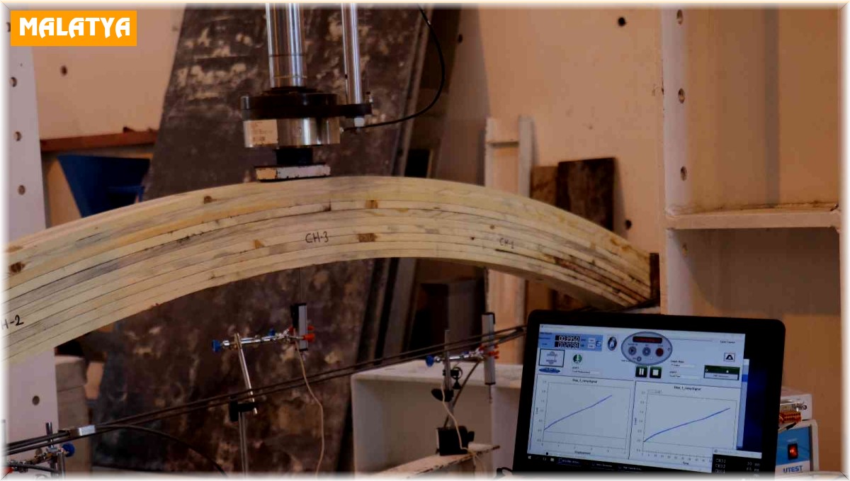 Karbon fiber kumaşla birleşen ahşap depreme direnç gösteriyor