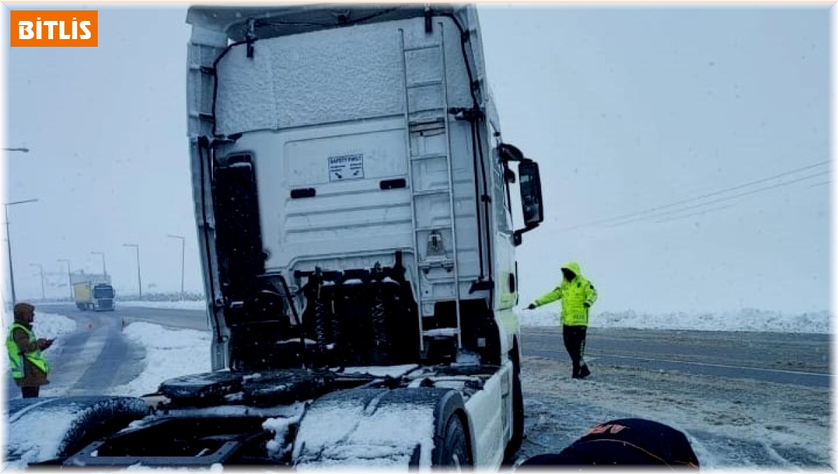 Karda kayan jandarma aracını özel idare ekipleri kurtardı