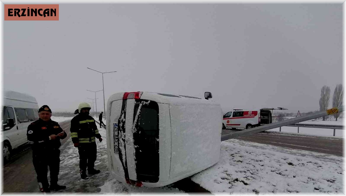 Karda kayan otomobil direğe çarptı: 3 yaralı