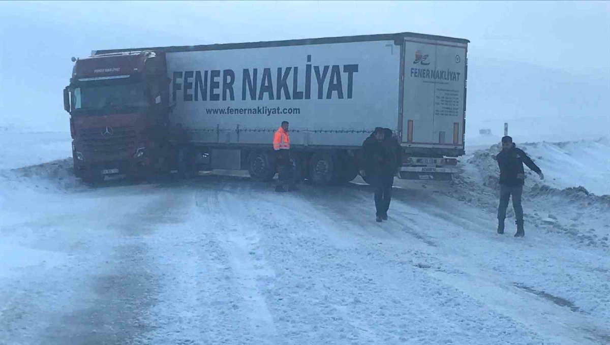 Karda kayan tır yolu ulaşımı kapattı