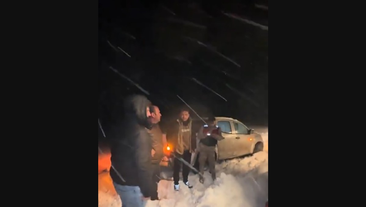 Karda mahsur kalan 4 vatandaş 3 saatlik zorlu çalışmayla kurtarıldı