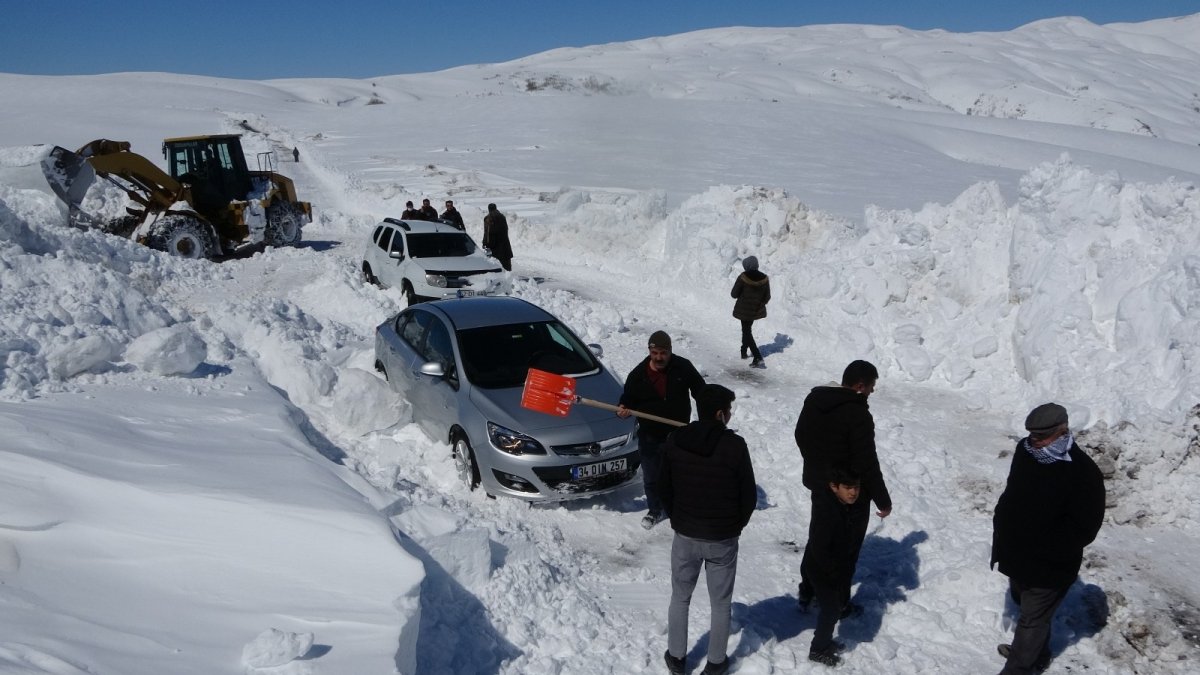 Karda mahsur kalan 45 kişi kurtarıldı