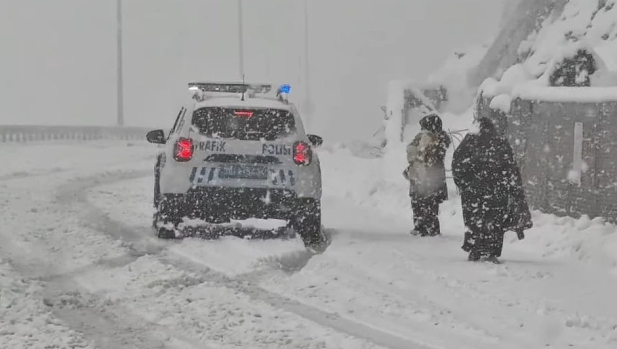Karda mahsur kalan aileyi emniyet kurtardı