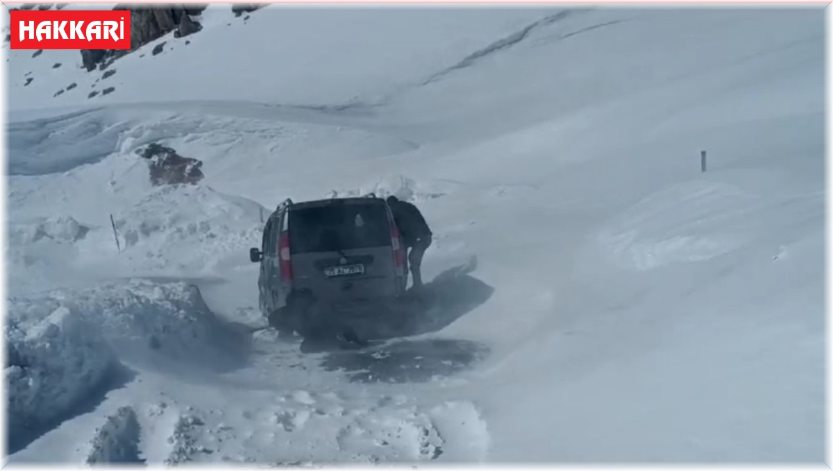 Karda mahsur kalan araç ve içindekiler kurtarıldı