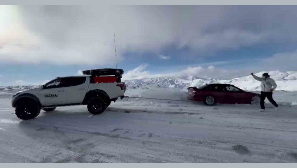 Karda mahsur kalan sürücünün yardımına yetişti