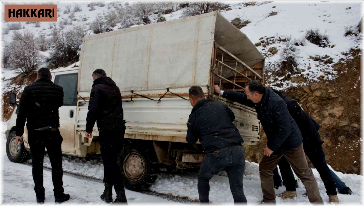 Karda mahsur kalan vatandaşın yardımına belediye başkanı yetişti