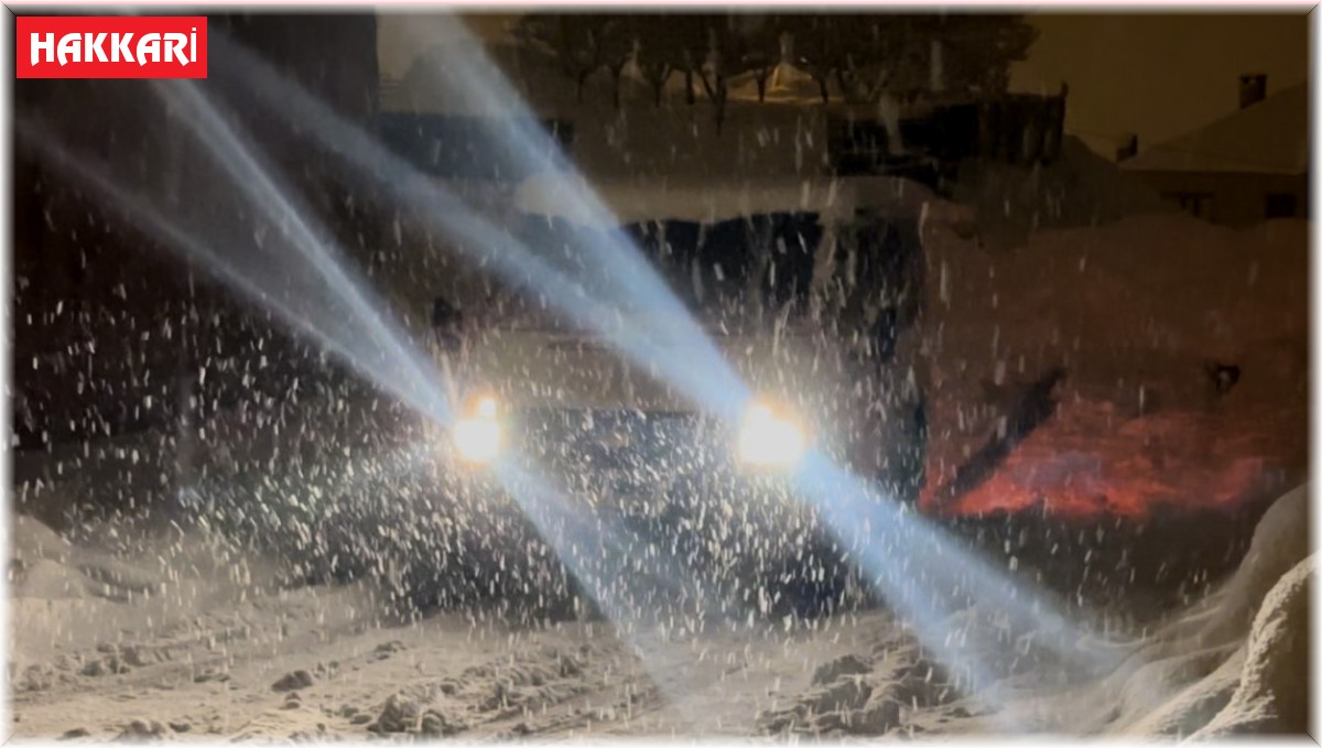 Karda minibüs rampada mahsur kaldı