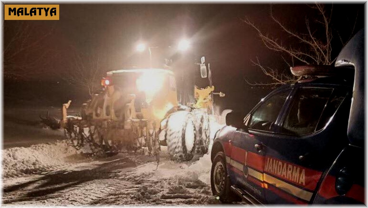 Karda yolda kalanları belediye ekipleri kurtarıyor