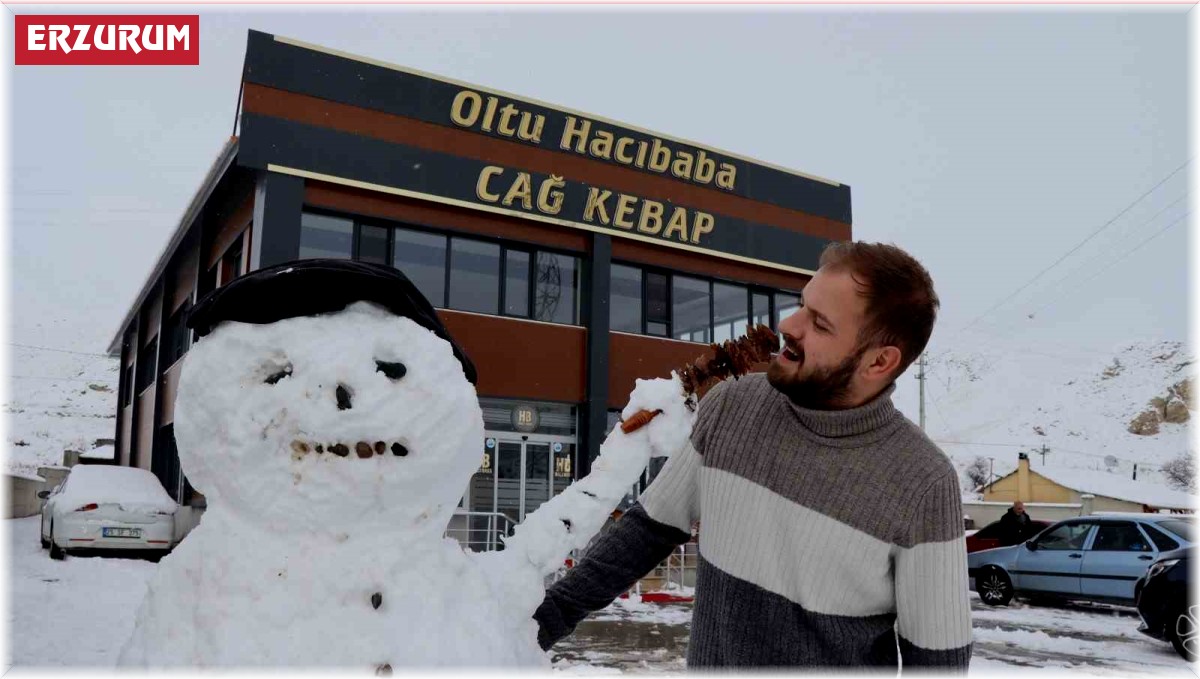 Kardan adam, iş yerine gelenleri cağ kebabı ile karşılıyor