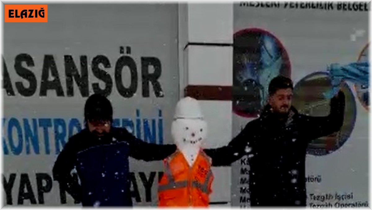 Kardan adamı giydirip birlikte halay çektiler