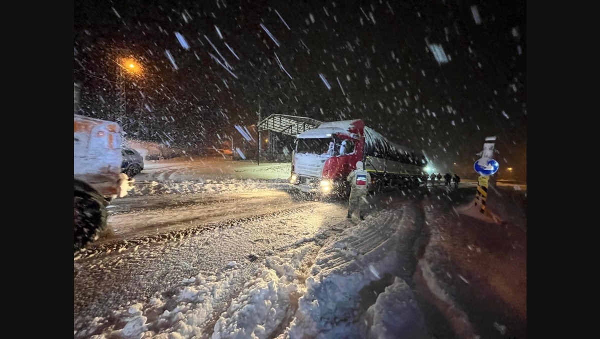 Kardan dolayı yolda kalan öğrencileri jandarma misafir etti