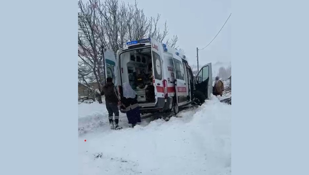 Kardan kapanan yolda hastaneye yetişemeden ambulansta doğum yaptı