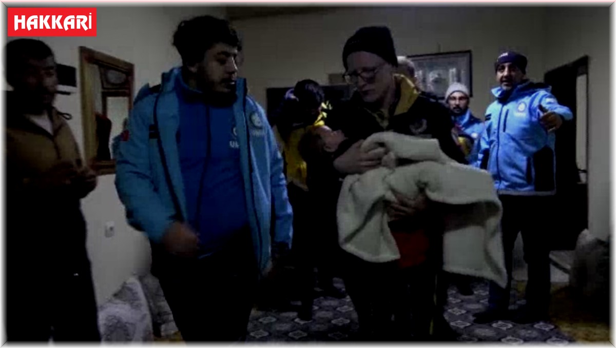 Kardan kapanan yolu 6 saatlik çalışmayla açan ekipler Berat bebeği hastaneye yetiştirdi